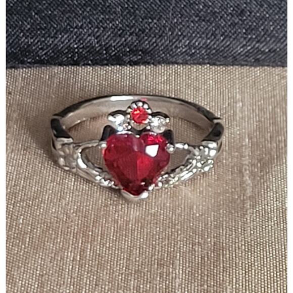 Size 8 gothic claddagh ring, skeleton hands holding red crystal heart - Picture 4 of 4